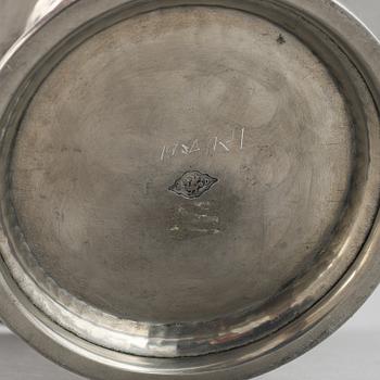 A Danish pewter bowl, decorated with penguins, mark of Einar Dragsted, Copenhagen. First part of the 20th century.