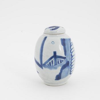 A small blue and white jar with cover, Qing dynasty, Kangxi (1662-1722).