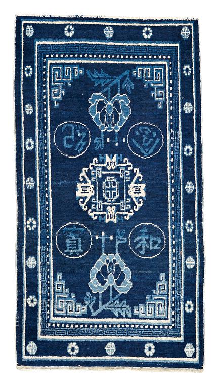 MATTA, semiantik Xinjiang (Sinkiang), Kina, ca 127 x 67-69 cm (samt ca 1 cm slätväv på en kortsida).