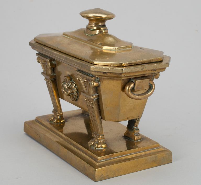 SOUVENIR / ASK, mässing, i form av sarkofag, 1800-tal.