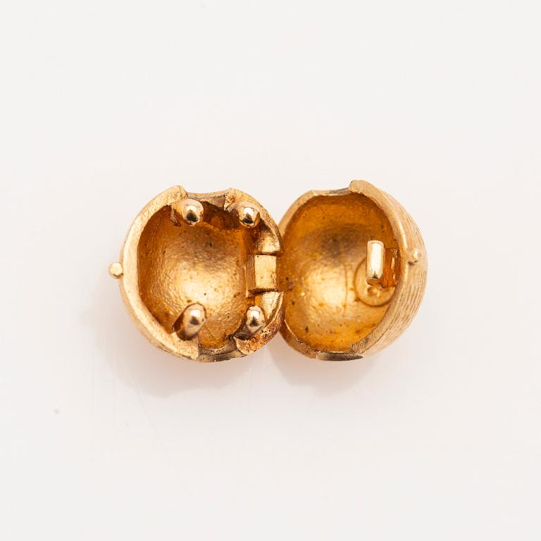 Ole Lynggaard, pendant 18K gold, with two stone collets with prongs, lapis lazuli and glass.