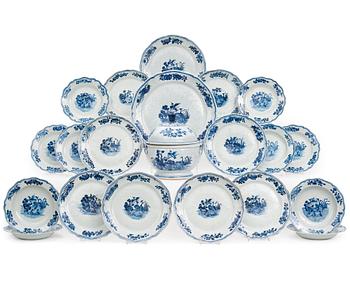 1140. A blue and white dinner service, Qing dynasty, Qianlong (1736-95). (70 pieces).