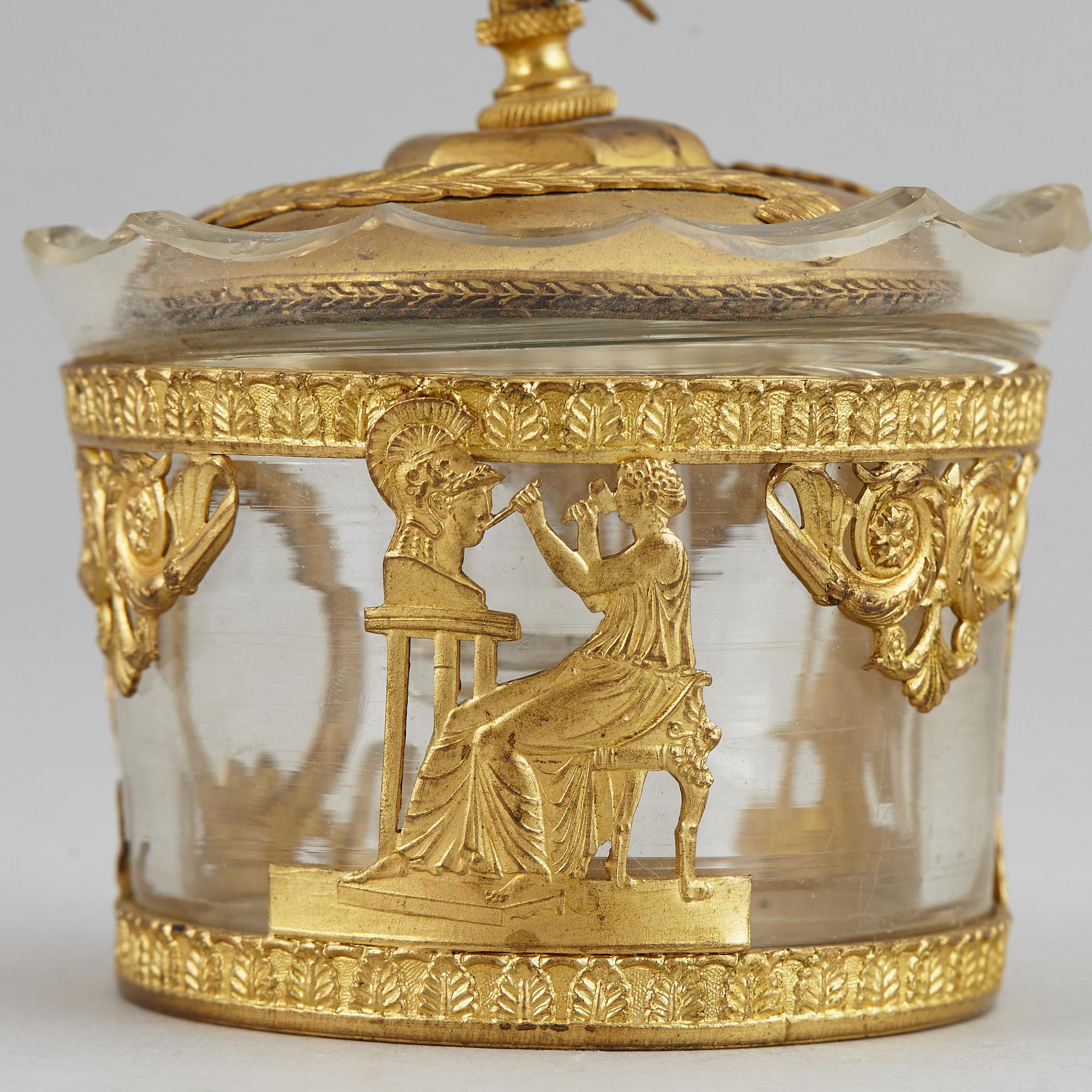 PRYDNADSFÖREMÅL, 4 st, 1800/1900-tal.