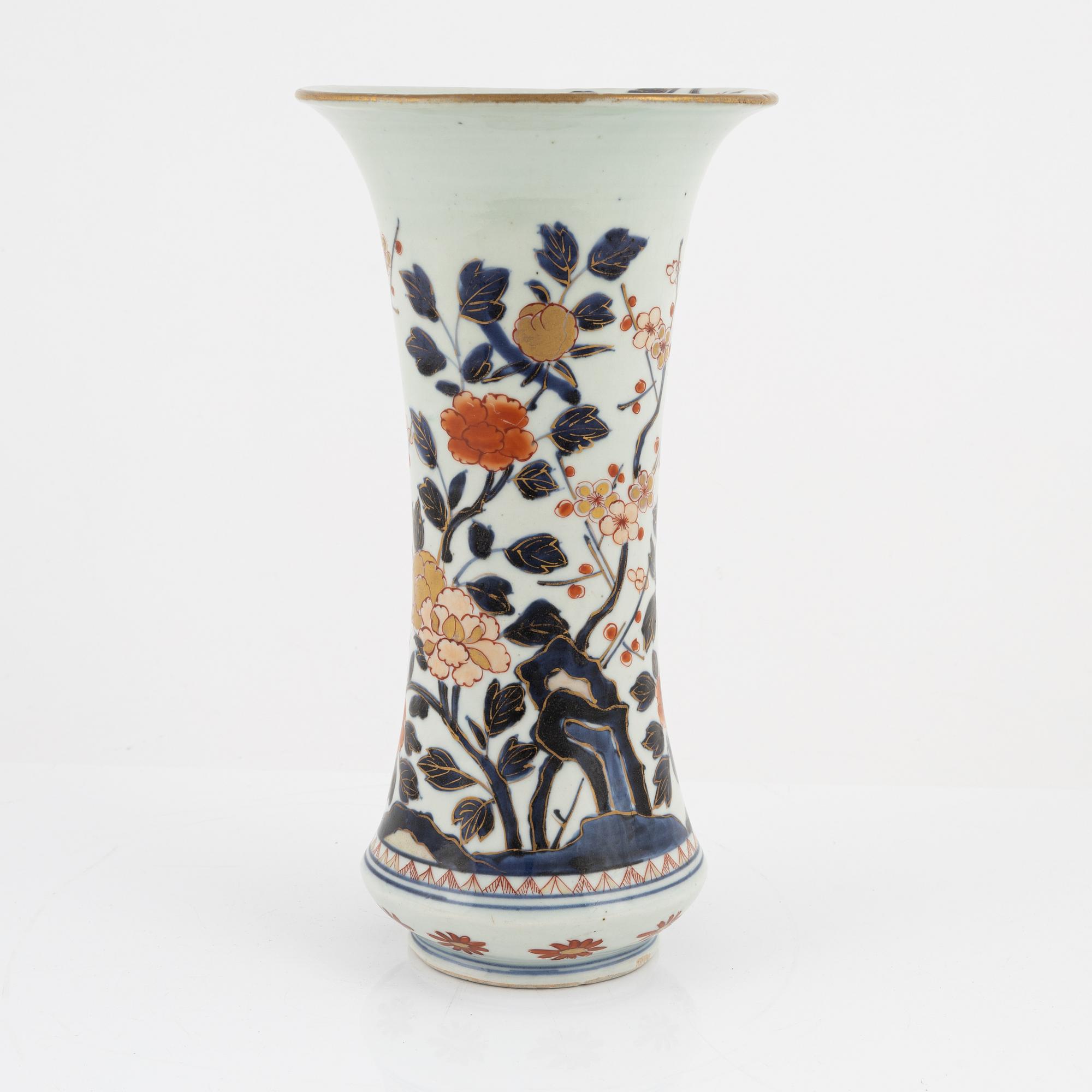 A Japanese imari vase, Edo period (1666-1867).