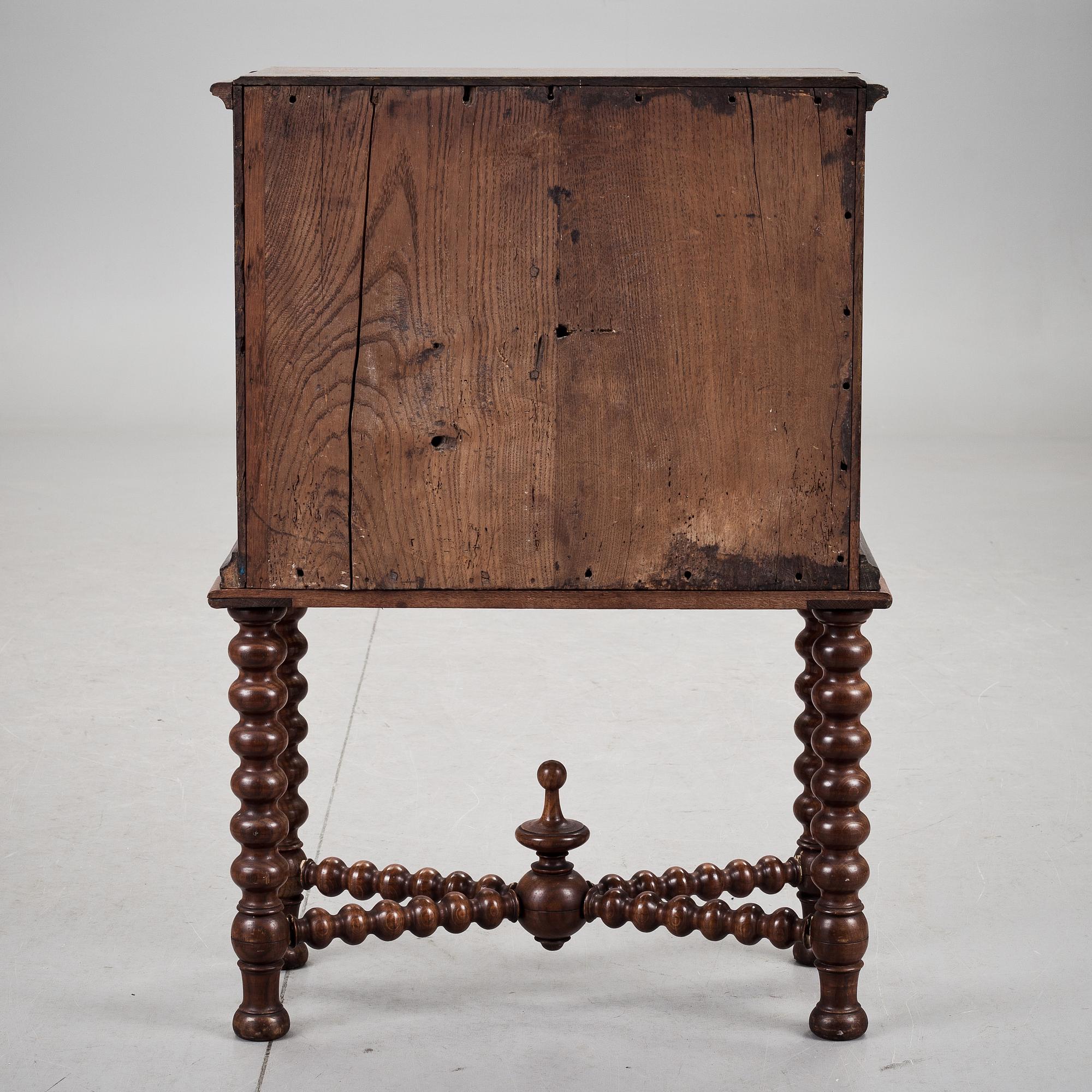 BYRÅ, barockstil, på ställning. 1900-tal.