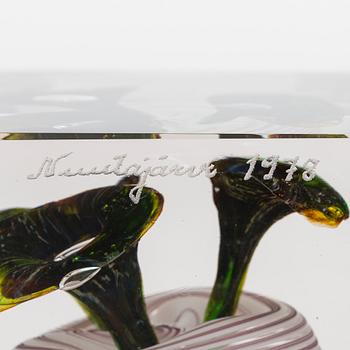 Oiva Toikka, årskub, glas, signerad Oiva Toikka, Nuutajärvi 1978, numrerad 67/2000.