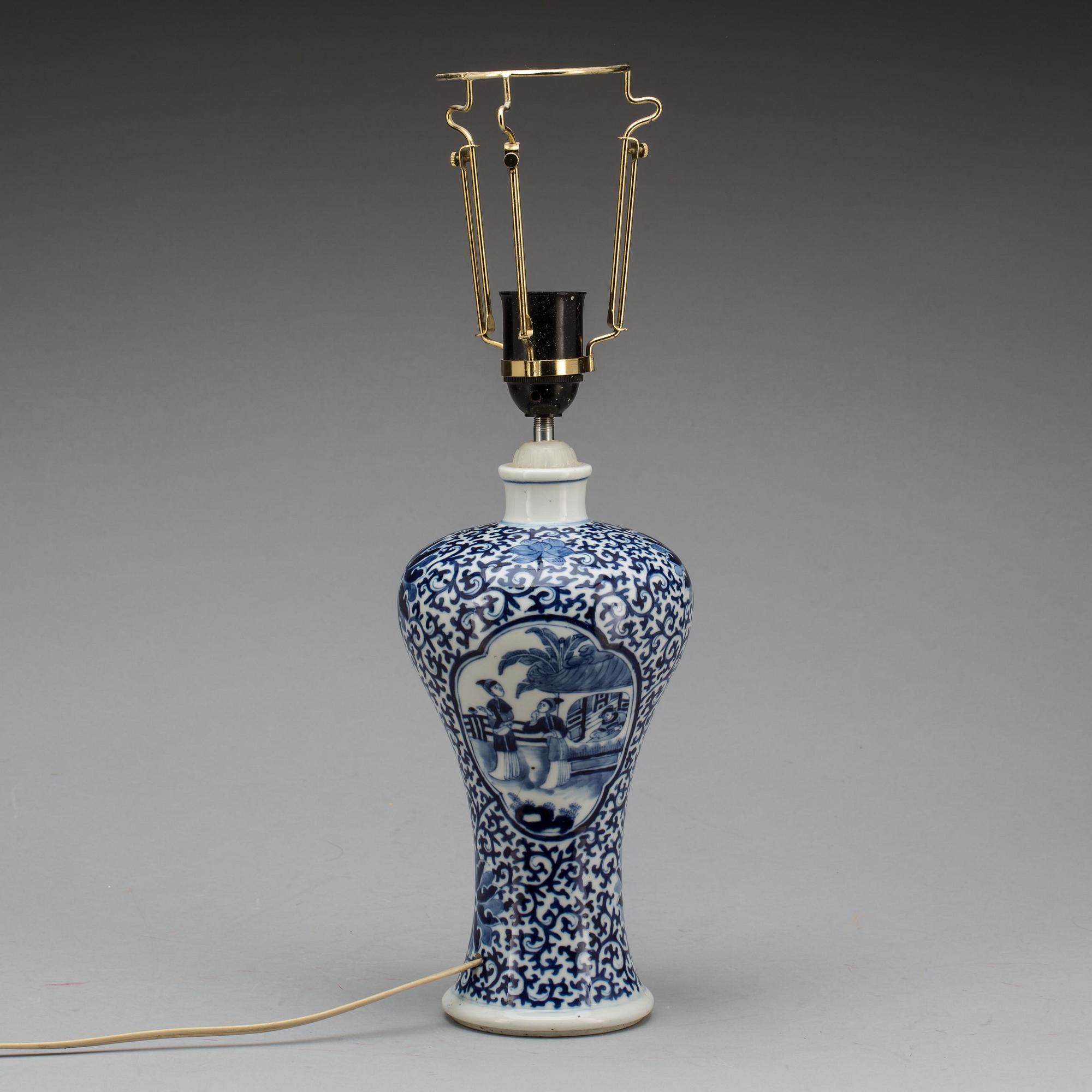 BORDSLAMPA. porslin, Kina, 1900-tal.