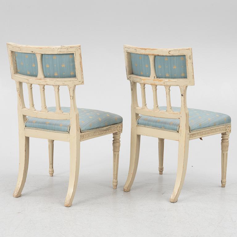 Stolar, ett par, sengustavianska, omkring år 1800.