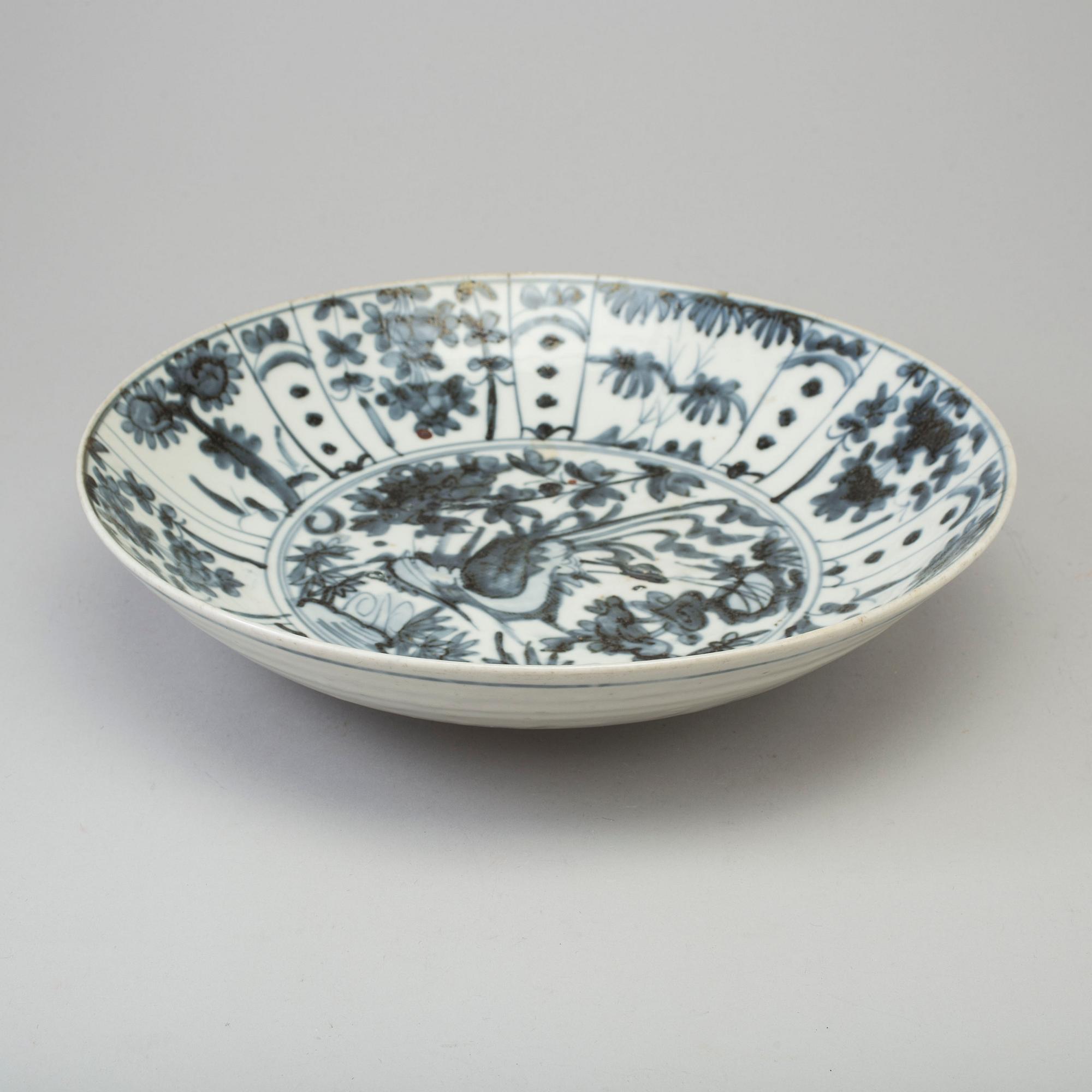 A larhe blue and white dish, Swatow, Ming dynasty (1368-1644).