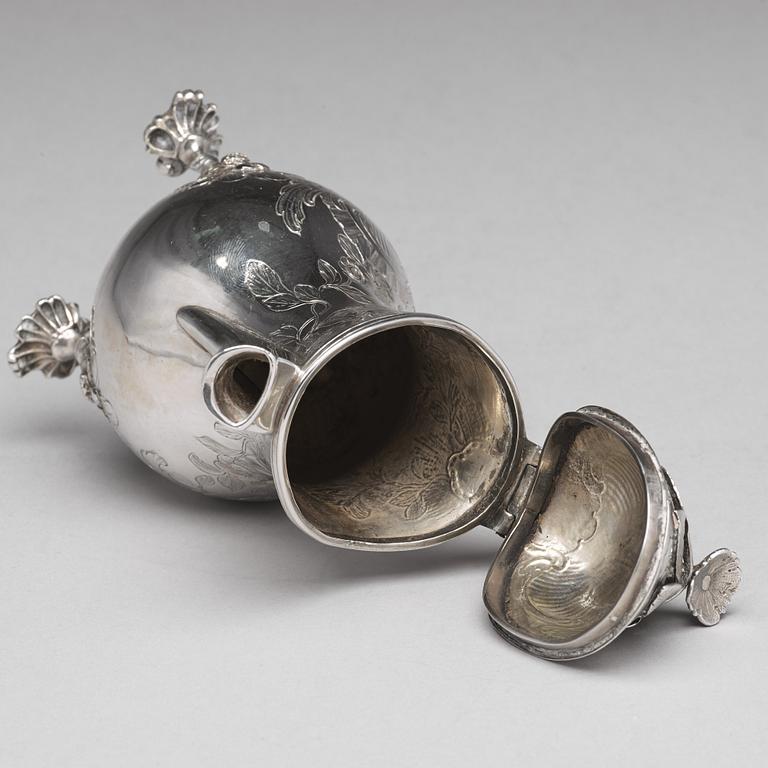 Johann Friedrich Mörck, dubbelslagen mästarstämpel, mjölkkanna, silver, (verksam i Mitau 1755-1790). Rokoko.