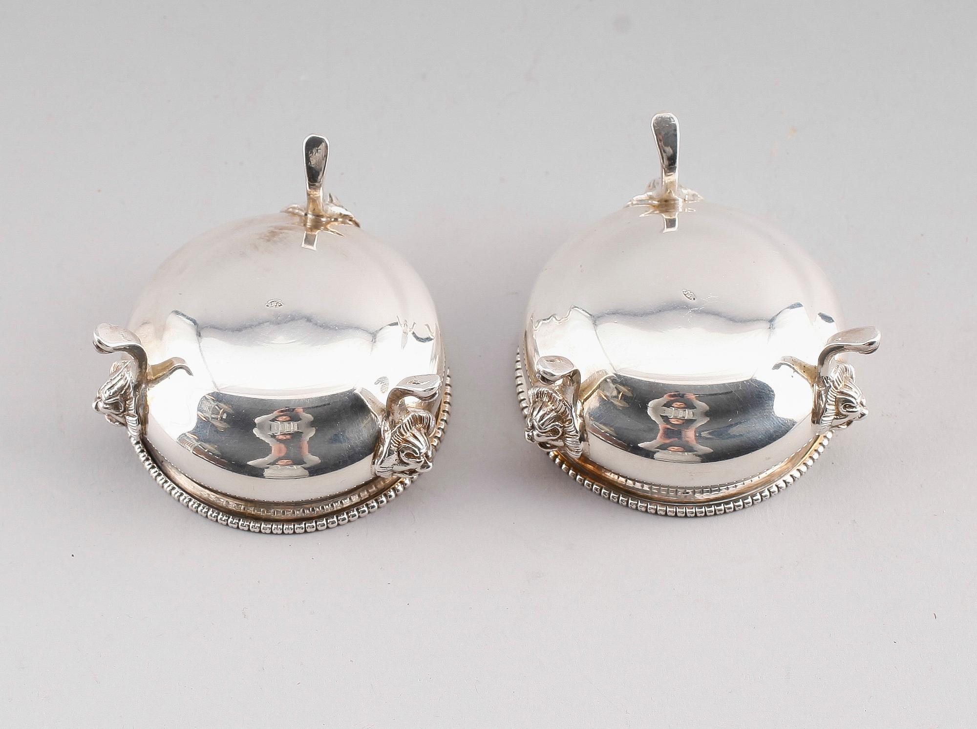 SALTKAR, 1 par, silver, otydliga stämplar, möjligen Frankrike,  omkring år 1900. Total vikt ca 131 g.