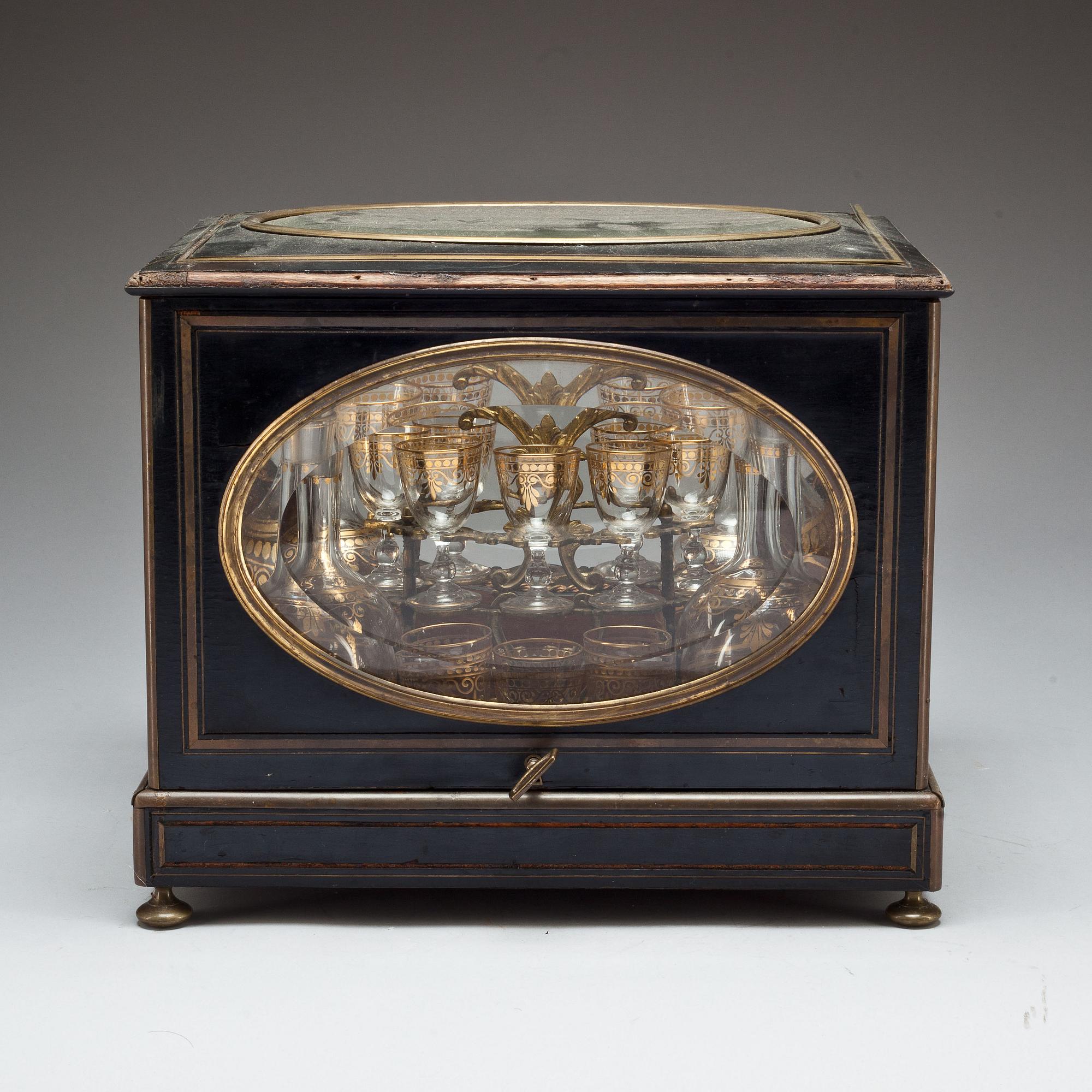 SCHATULL med LIKÖRSERVIS, 1800/1900-tal.