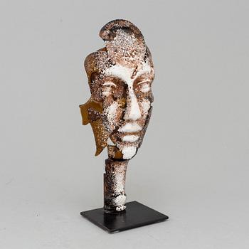 A signed glass sculpture by Bhörj Ekegren.