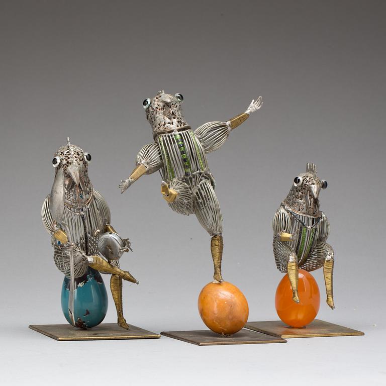 SKULPTURER, 3 st, blandteknik, signerade Noel. 1980-tal.