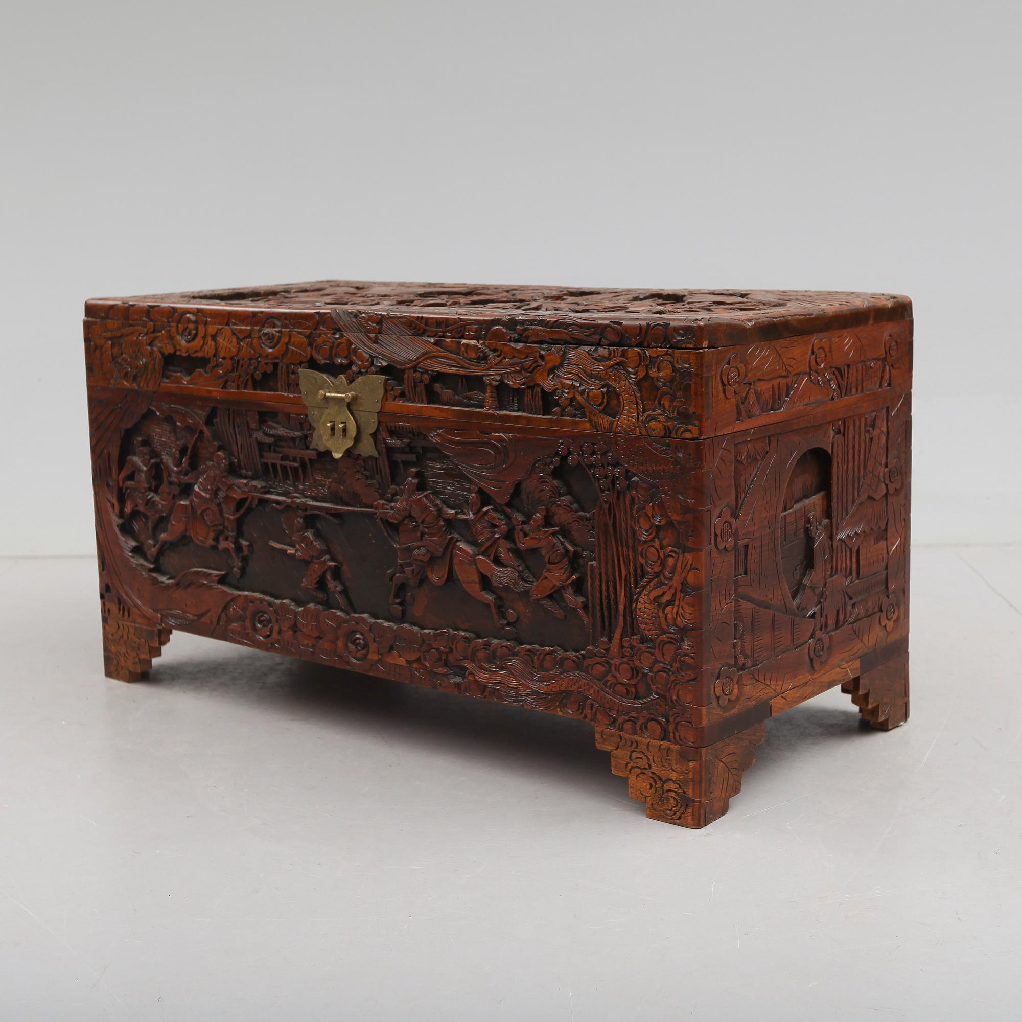 KAMFERKISTA, orientalisk, 1900-tal.