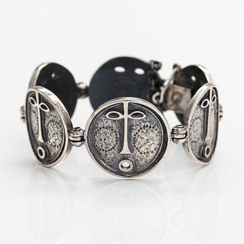 Jorma Laine, Armband "Ansiktsmask", silver. Turun Hopea, Åbo 1986.