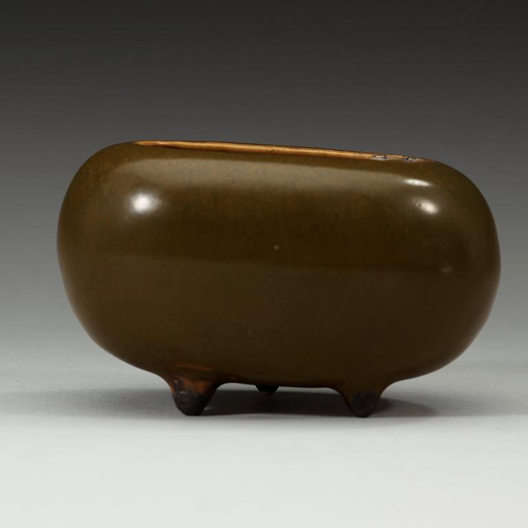 A "tea-dust" glazed brush washer. Qing dynasty 19th century.