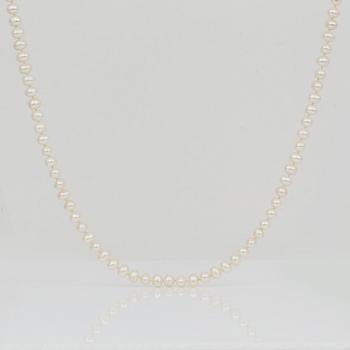 HALSBAND, med odlade sötvattenspäror och hjärtformad förgyllt silver lås.