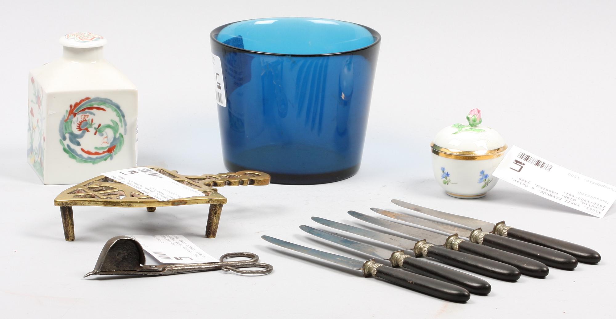 PARTI DIVERSE, 6 delar, porslin, glas, mässing, järn. 1800/1900-tal.