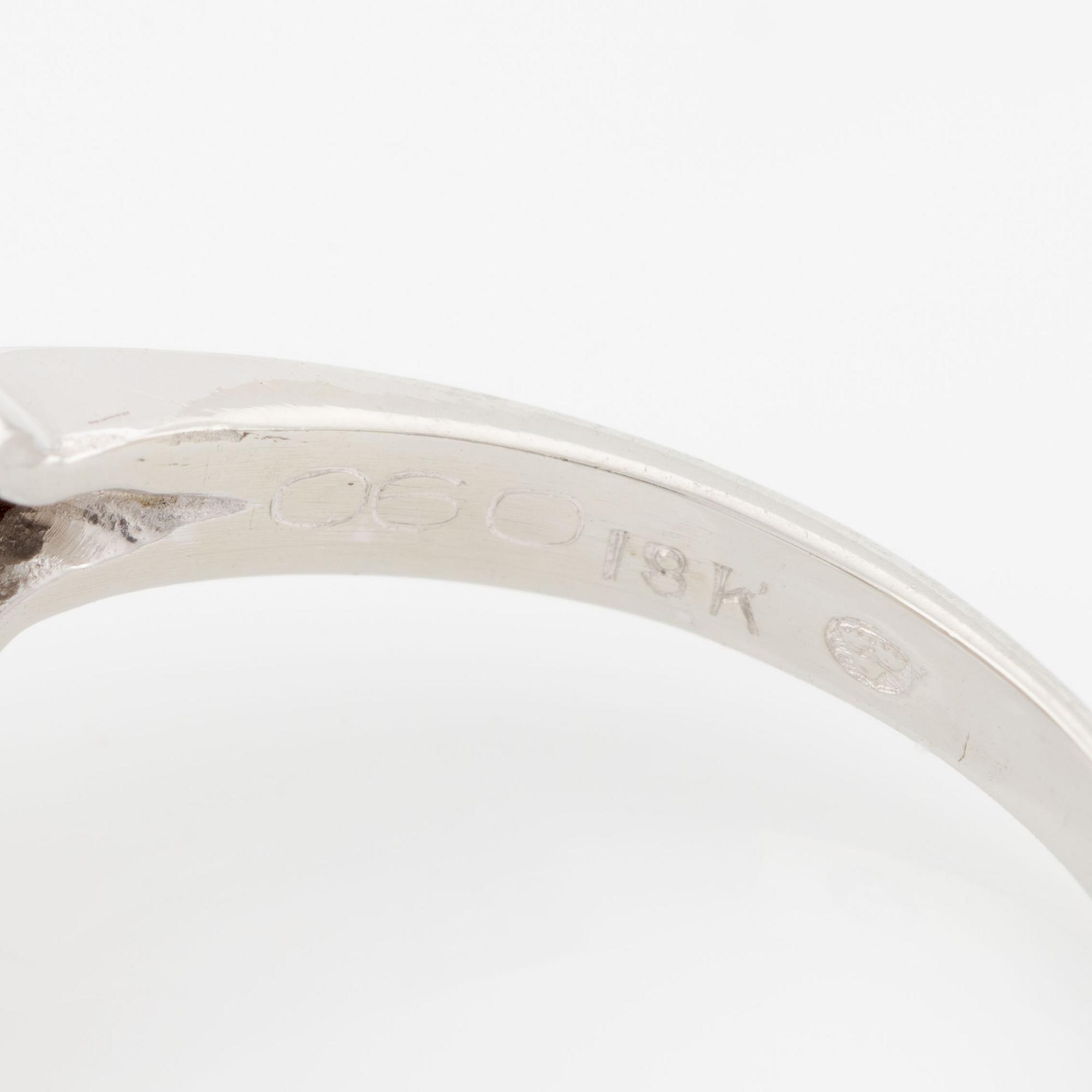 Ring 18K vitguld med runda briljantslipade och enkelslipade diamanter.