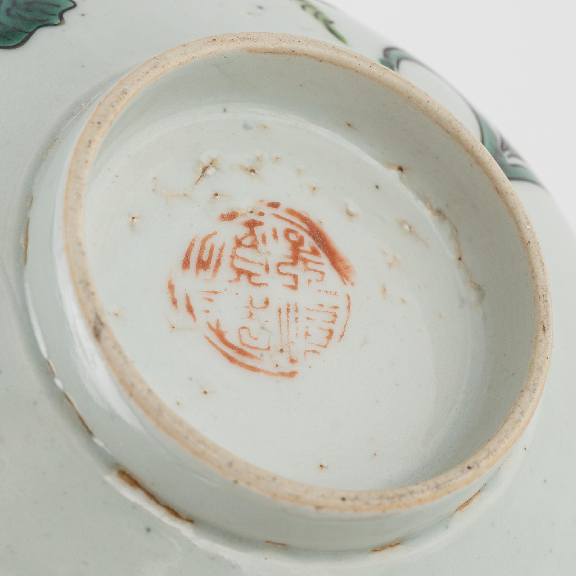 Plate and bowls, porcelain, China, including the Qing Dynasty, Qianlong (1736-95) (3 pieces).
