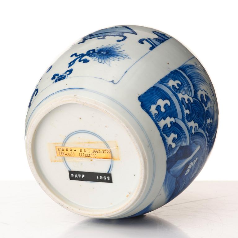 A blue and white jar, Qing dynasty, Kangxi (1662-1722).