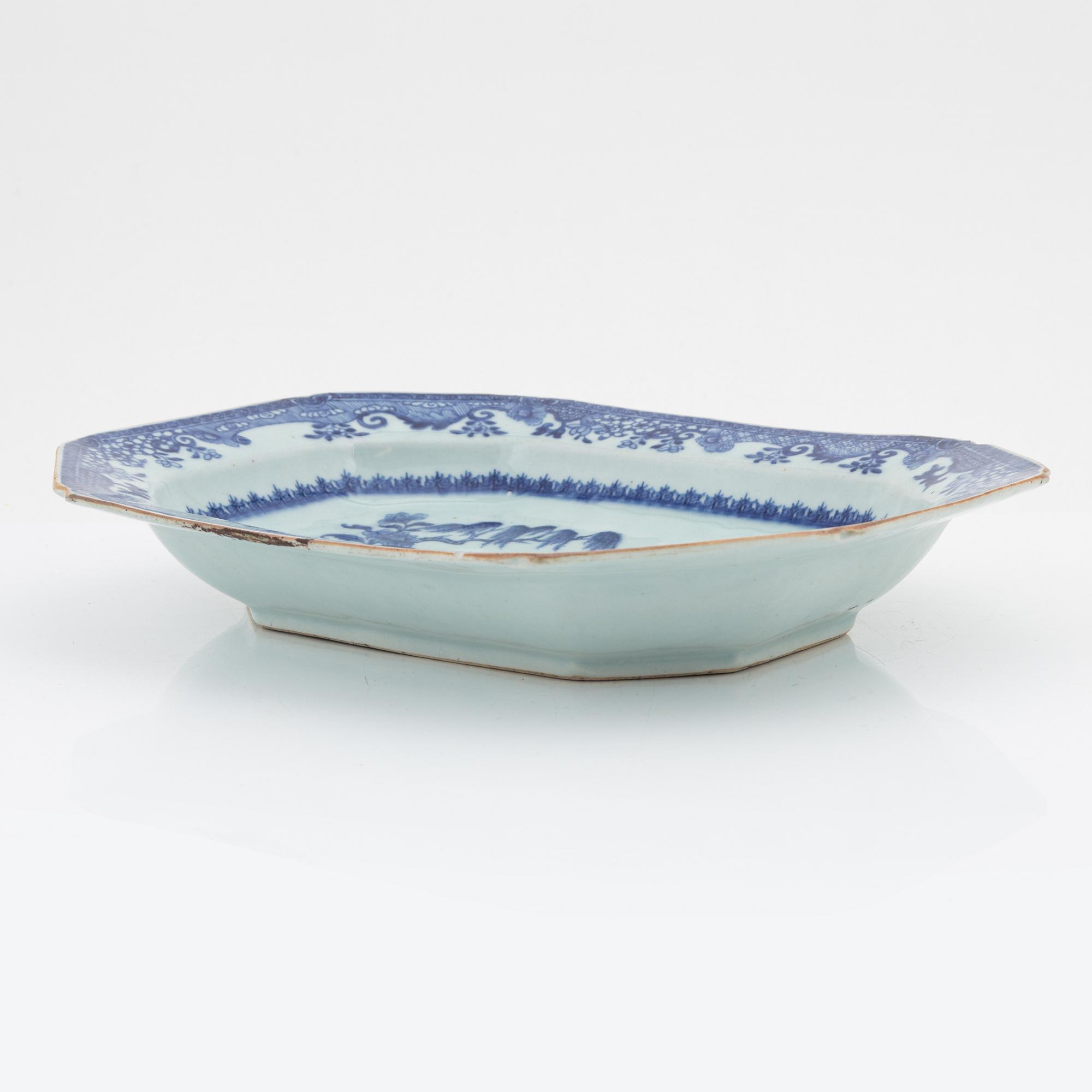 A blue and white tureen stand, Qing dynasty, Qianlong (1736-95).