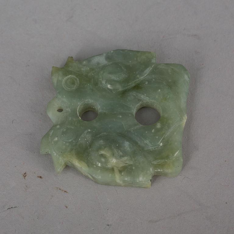 FIGURIN samt DEKORDEL, NEFRIT, 2 DELAR.