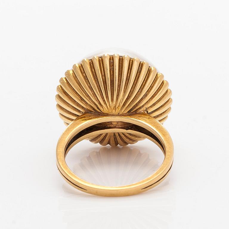 Ring, 18K gold and mabé pearl.