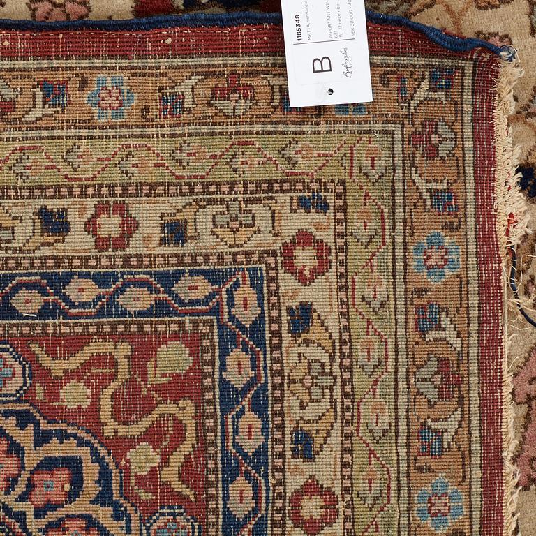 A CARPET, a semi-antique Tabriz, ca 466 x 328,5 cm.