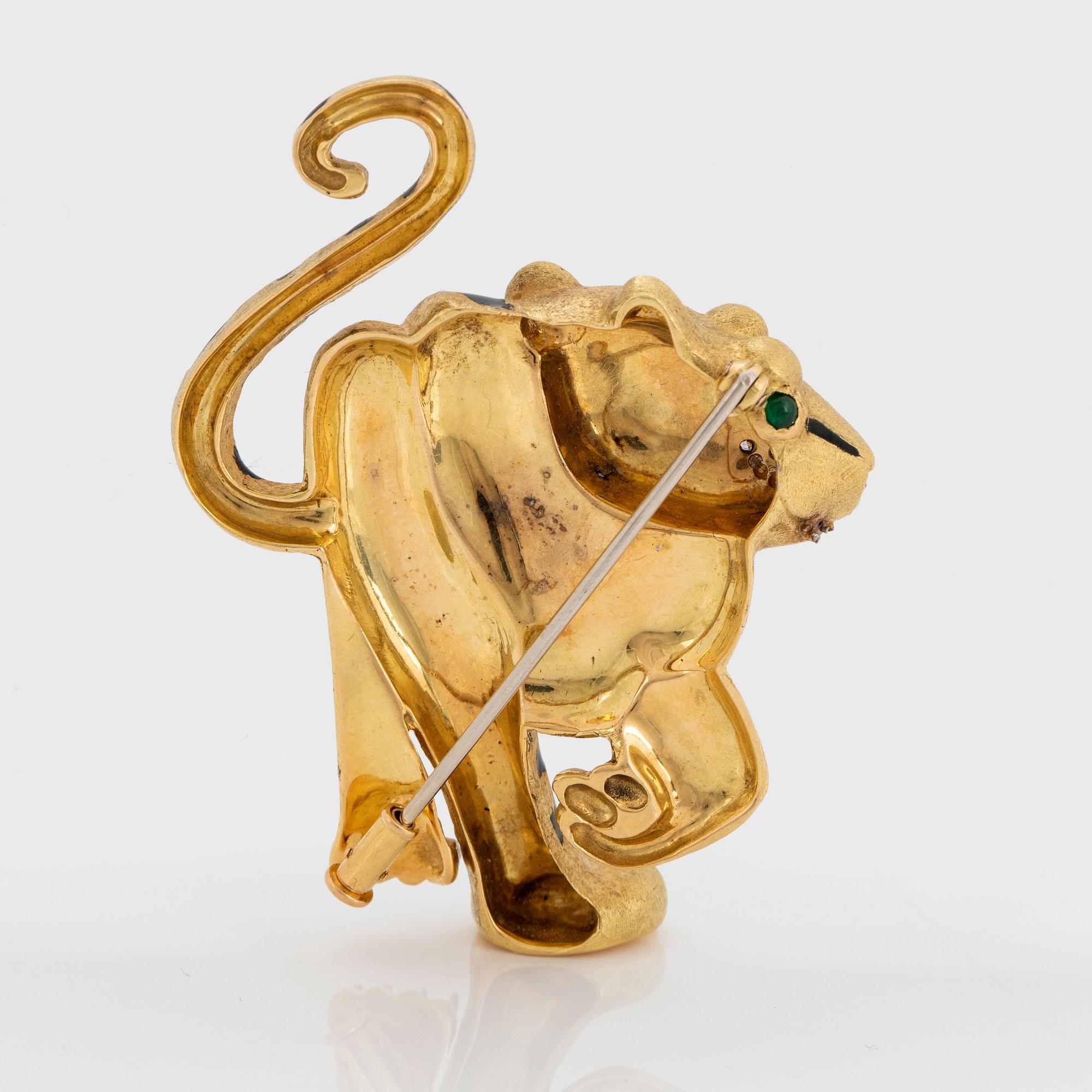 E Wolf & Co panterbrosch 18K guld med emalj samt runda briljantslipade diamanter och en smaragd.
