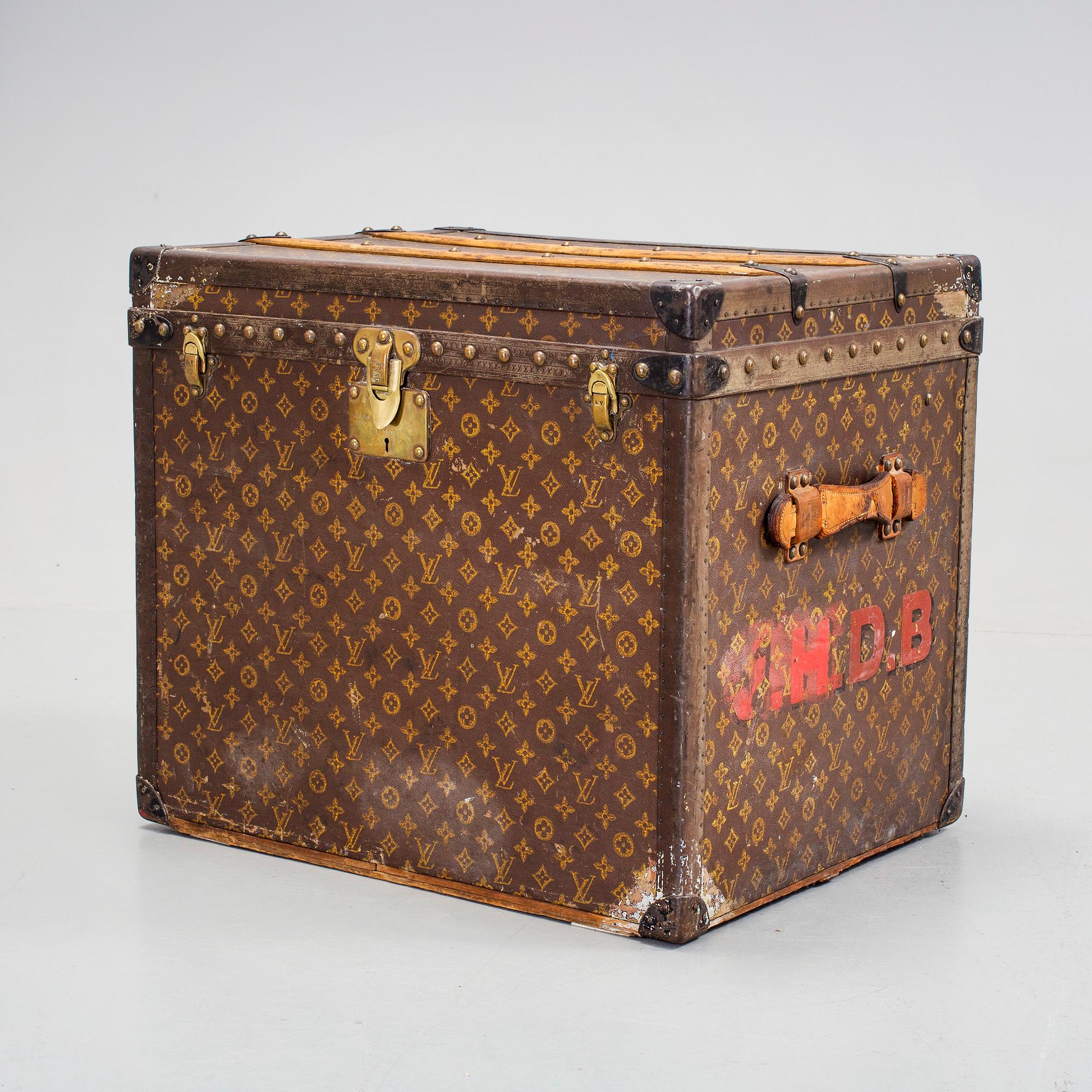 TRUNK Louis Vuitton.