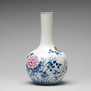 607. A famille rose vase, Qing dynasty with seal mark.