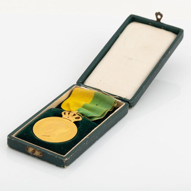 A Swedish gold medal, 18 carat.