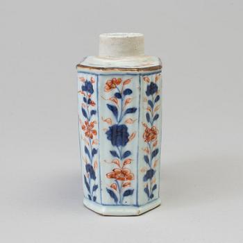 An imari tea caddy, Qing dynasty, Kangxi (1662-1722).