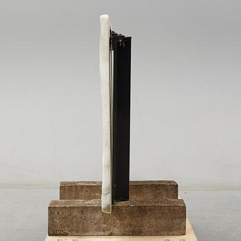 Marc Rizell, marmorskulptur på järnstativ, signerad.