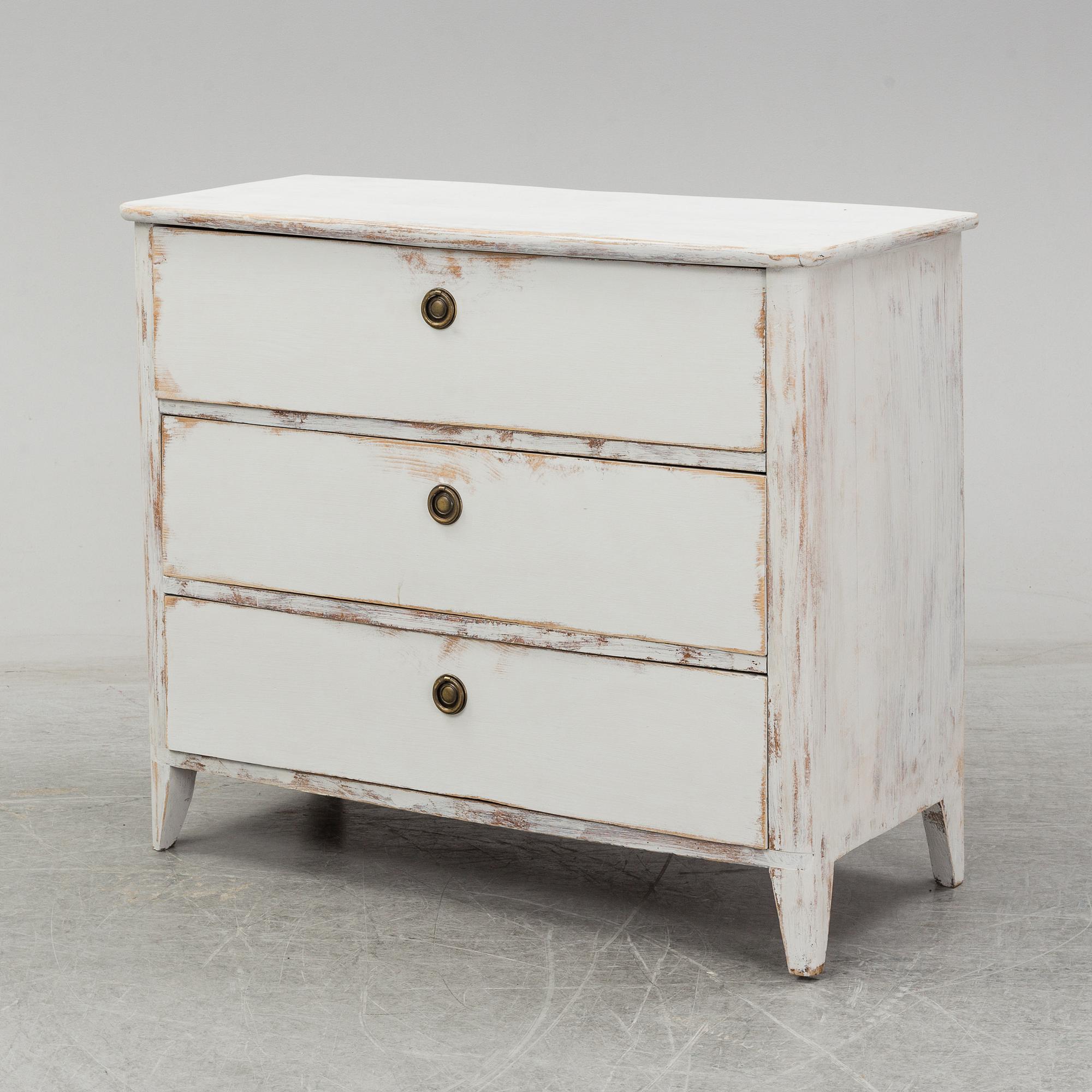 A mid 20th Century chest of drawers.