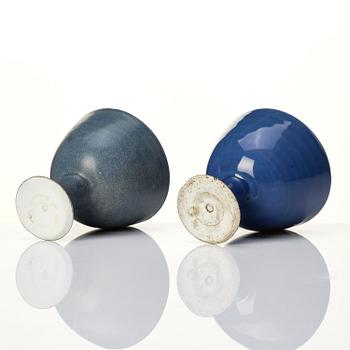 A set of two underglaze blue stem cups, 'Hatcher Cargo', 17th century.