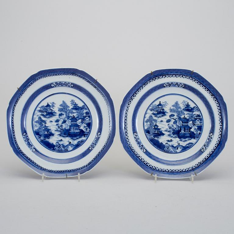TALLRIKAR, ett par, porslin, Kina, 1800-tal.
