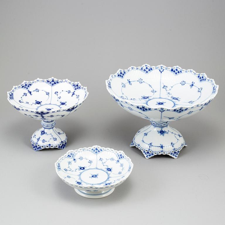 SKÅLAR PÅ FOT, 3 st,  "Musselmalet", Royal Copenhagen, Danmark.