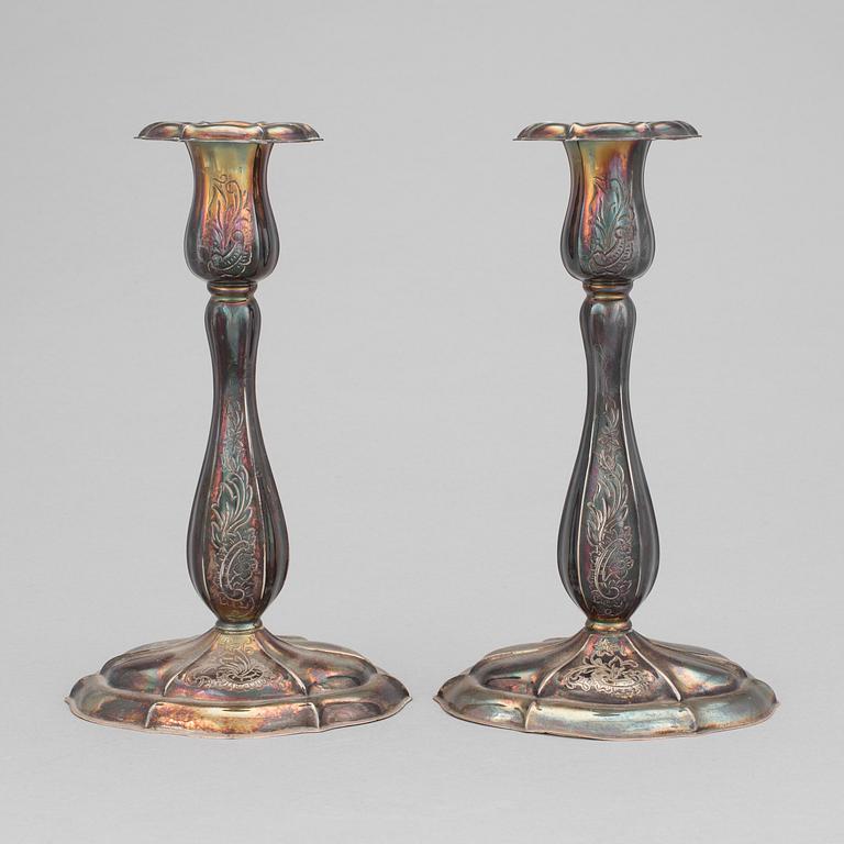 LJUSSTAKAR, ett par, silver, rokokostil, märkta JLH, haltstämplade 830. Svenska importstämplar, 1900-talets mitt.