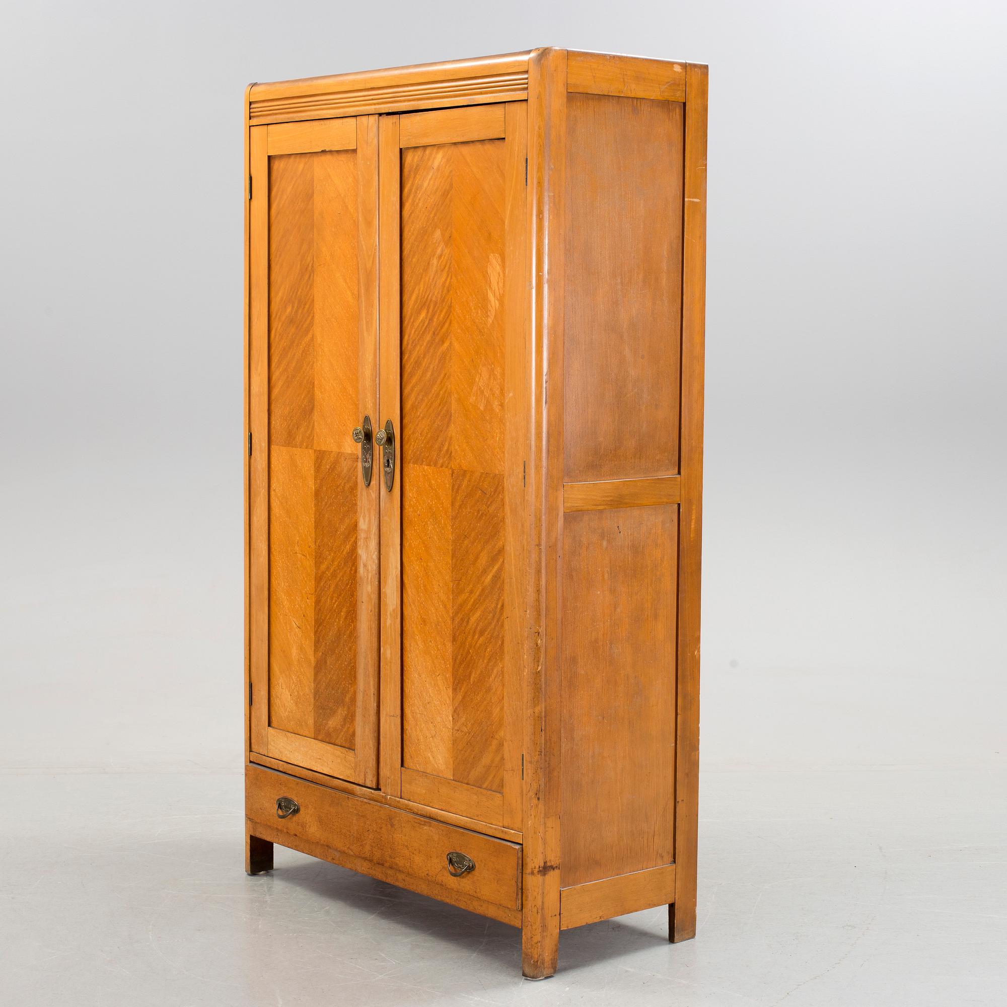 A 1920´s cabinet for clothing.