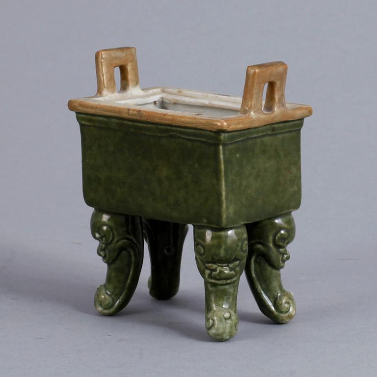 RÖKELSEKAR, porslin, Kina troligen 1800-tal.