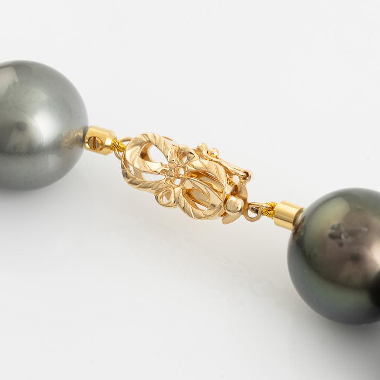 Collier med odlade Tahitipärlor.