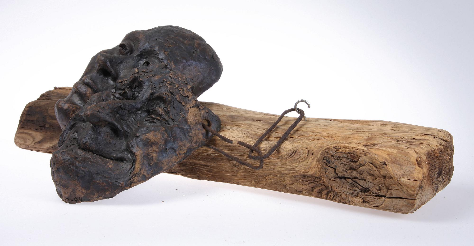 SKULPTUR, keramik samt trä, Marianne Nordström, sign samt dat "-94".