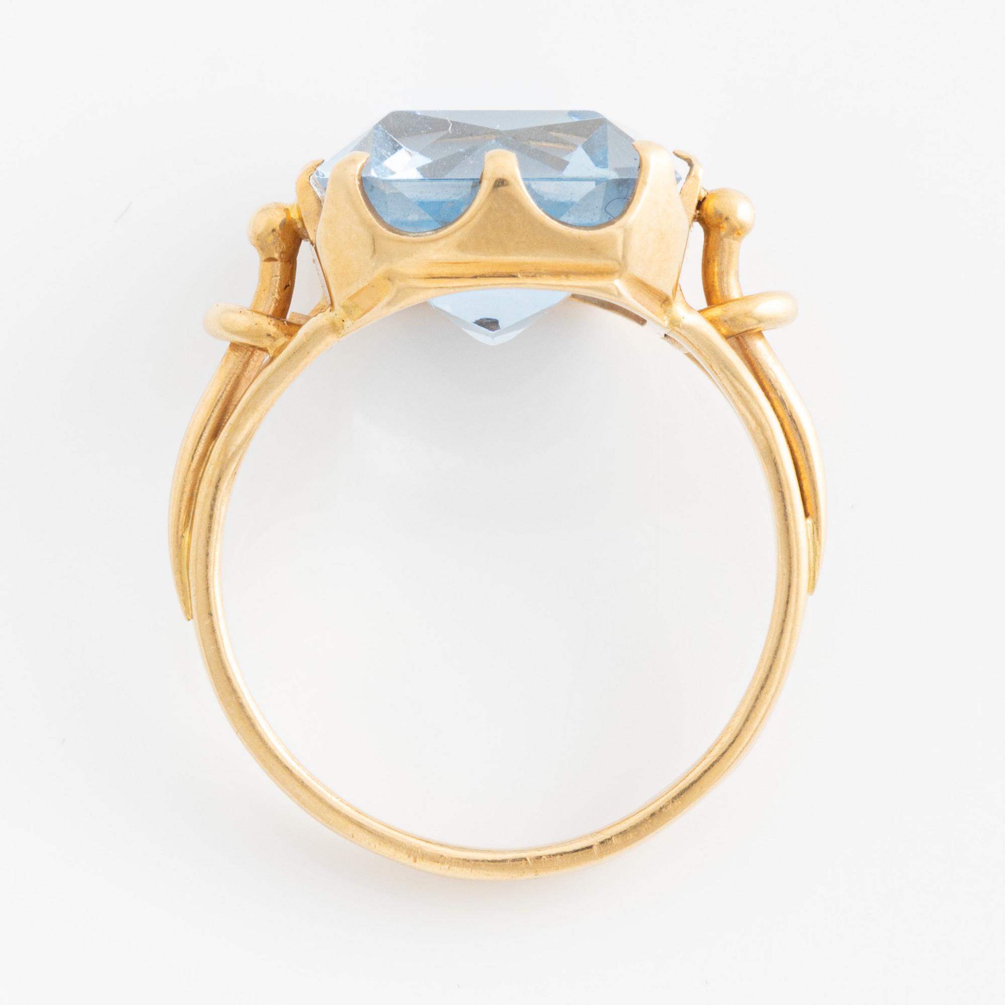 Ring in 18k gold with a blue synthetic stone.