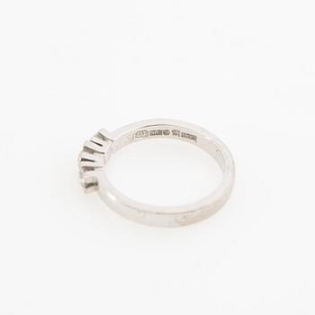 Ring, 18K vitguld med tre runda briljantslipade diamanter.