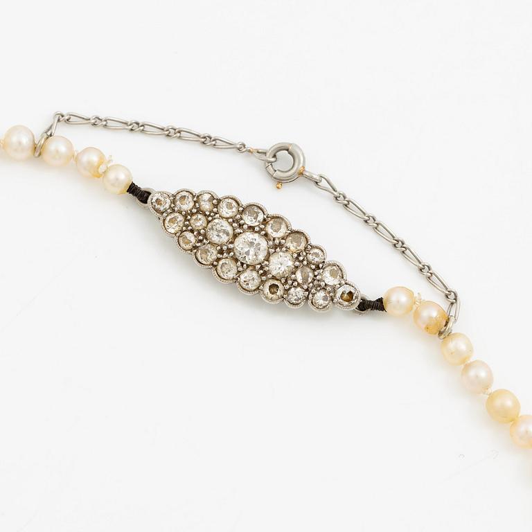 Collier pärlor lås platina med med gammalslipade diamanter.
