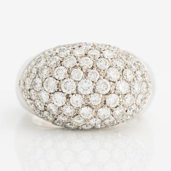 Ring, bombéring, vitguld med briljantslipade diamanter.