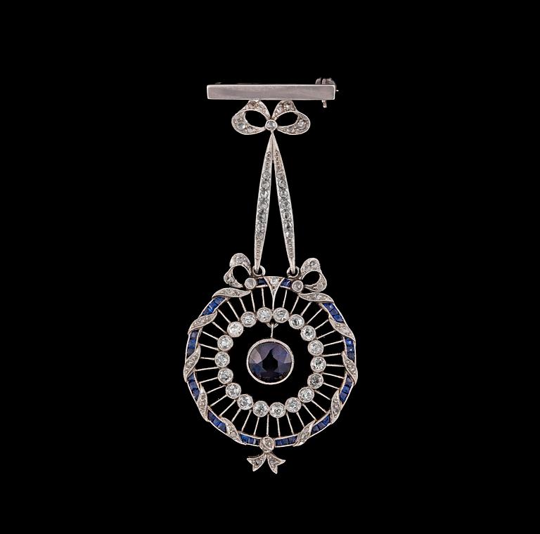 HÄNGSMYCKE/BROSCH, antik- och rosenslipade diamanter, tot. ca 1 ct med blå safirer. Ca 1905.